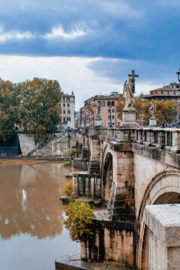 ROMA, İtalya - Haziran 2014: Turistler güzel Saint Angel Köprüsü 'nün tadını çıkarıyorlar.