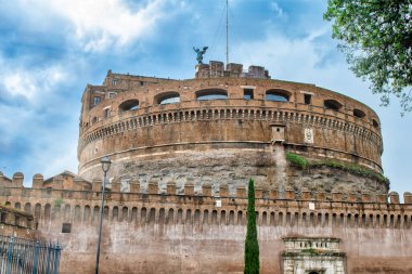 Roma, İtalya 'daki Tiber Nehri üzerindeki Aziz Melek Şatosu.