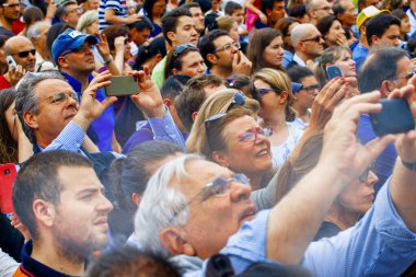 ROME, ITALY - Haziran 2014: Vatikan 'da Kalabalık Meydan. Turistler ve yerliler pazar günü Papa 'nın konuşmasını bekliyorlar.