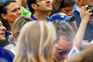 ROME, ITALY - Haziran 2014: Vatikan 'da Kalabalık Meydan. Turistler ve yerliler pazar günü Papa 'nın konuşmasını bekliyorlar.