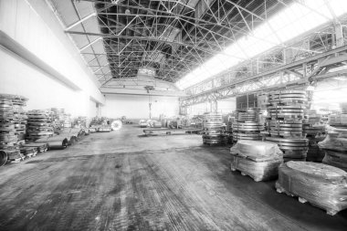 Metal bobinler için depo. Depoda büyük bir bobin mağazası var. Vinç, boş alanlar, kopyalama alanı..