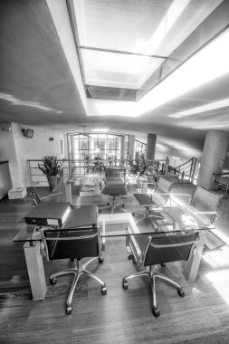 Modern masaüstü ve sandalyeli bir ofis dolabı. Şirket liderleriyle toplantı.