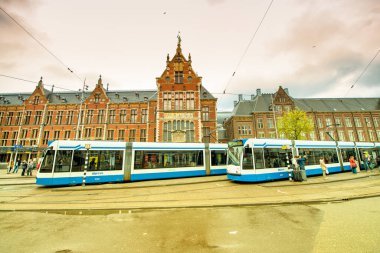AMSTERDAM, NETHERLANDS - 25 Nisan 2015: Amsterdam Merkez İstasyonu 'nun dış görünümü.