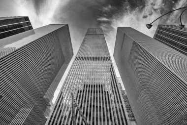 Manhattan sokakları. Daha düşük bir bakış açısıyla New York şehrinin ufuk çizgisi.