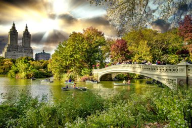Central Park, Manhattan 'ın güzel yeşillik renkleri. Pruva Köprüsü ve New York 'ta alacakaranlıkta göl..