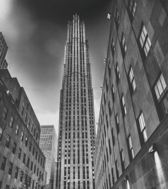 Manhattan sokakları. Daha düşük bir bakış açısıyla New York şehrinin ufuk çizgisi.