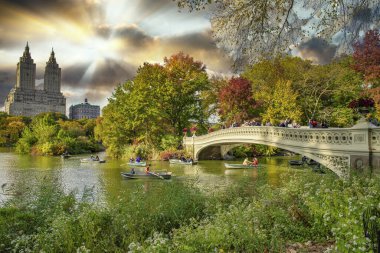 Central Park, Manhattan 'ın güzel yeşillik renkleri. Pruva Köprüsü ve New York 'ta alacakaranlıkta göl..