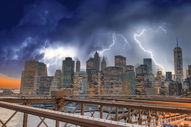 Manhattan şehir merkezi Brooklyn Köprüsü 'nden New York City, ABD' ye doğru yaklaşan bir fırtınanın altında..