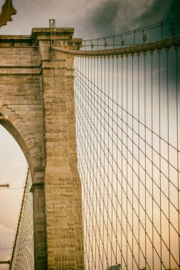 Brooklyn Köprüsü Kulesi, New York 'un arka planında gökyüzü renkleri.