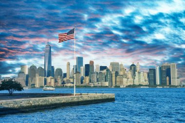 Manhattan şehir merkezinden Ellis Adası 'ndan New York City' ye gün batımında gökyüzü.