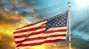 Güzel bir gökyüzünde dalgalanan Amerikan bayrağı.