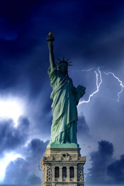 Yaklaşan bir fırtına altında Özgürlük Anıtı, New York, ABD.