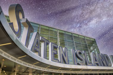 Staten Island Feribot Giriş Tabelasının altında yıldızlı bir gece, New York City - ABD.