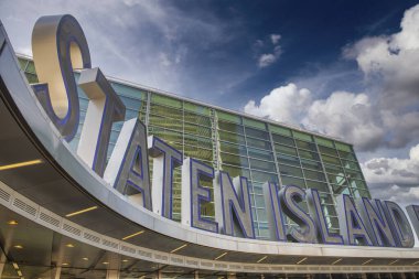 Staten Island feribot girişi günbatımı gökyüzüne karşı, New York City.