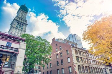 BOSTON, MA - Ekim 2015: Faneuil Hall Pazar Yeri ve Şehir Binaları.