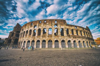 ROME, ITALY - Haziran 2014: Colosseum ve eşanlamlı kare bir yaz günü.