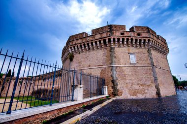 ROME, ITALY - Haziran 2014: Turistler güzel Saint Angel Kalesinin tadını çıkarıyorlar.