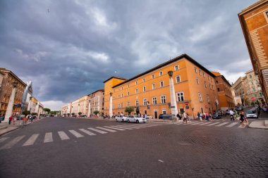ROME, ITALY - Haziran 2014: Yaz mevsiminde şehir sokaklarının güzel manzarası.