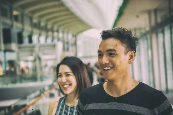 Glückliches Paar Besucht Einkaufszentrum Geht Spazieren Und Lächelt — Stockfoto