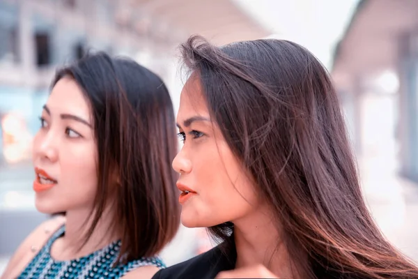 Két Gyönyörű Fiatal Ázsiai Barát Egy Bevásárlóközpontban Áll Beszél — Stock Fotó