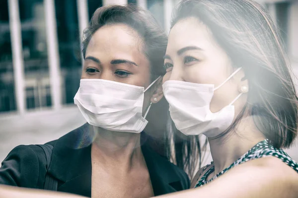 Twee Gelukkig Jong Aziatische Vrouwelijke Vrienden Outdoor Dragen Gezichtsmasker Covid — Stockfoto