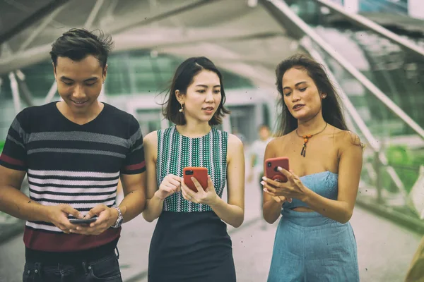 Três Jovens Amigos Asiáticos Felizes Livre Andando Usando Smartphone Longo — Fotografia de Stock