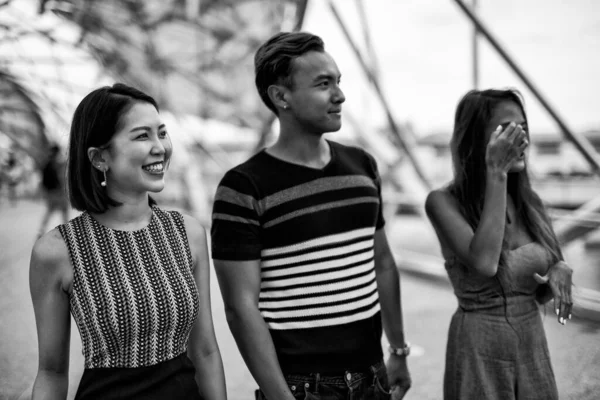 Trójka Szczęśliwych Młodych Azjatyckich Przyjaciół Świeżym Powietrzu Stojących Spacerujących Moście — Zdjęcie stockowe