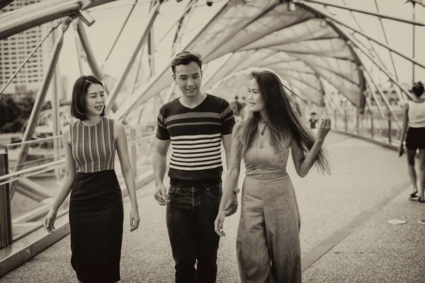 Três Jovens Felizes Asiáticos Amigos Livre Andando Longo Ponte Cidade — Fotografia de Stock