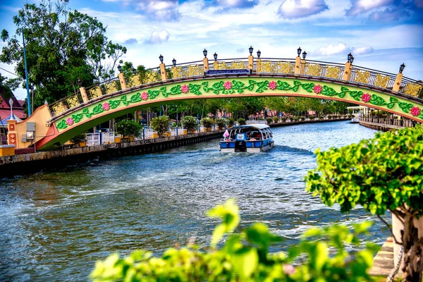 Malacca Malaysia Joulukuu 2019 Turistit Melaka Joen Varrella Kauniina Aurinkoisena — kuvapankkivalokuva