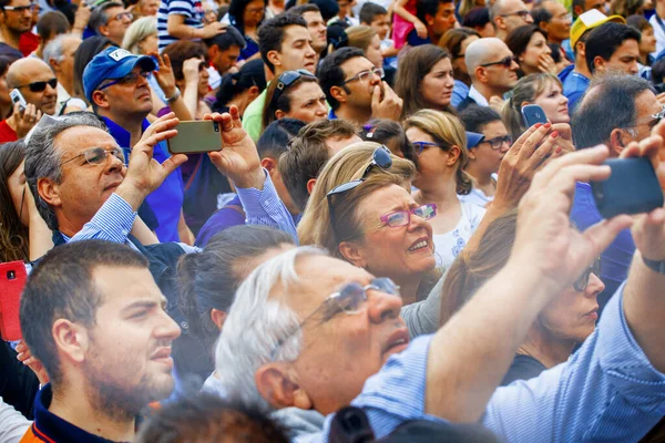 ROME, ITALY - Haziran 2014: Vatikan 'da Kalabalık Meydan. Turistler ve yerliler pazar günü Papa 'nın konuşmasını bekliyorlar.