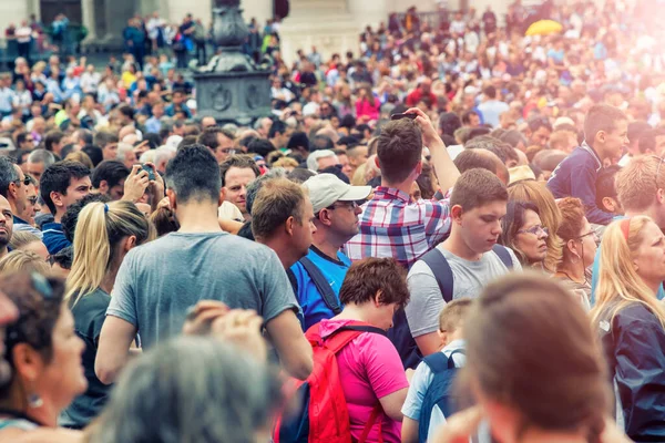 ROME, ITALY - Haziran 2014: Vatikan 'da Kalabalık Meydan. Turistler ve yerliler pazar günü Papa 'nın konuşmasını bekliyorlar.