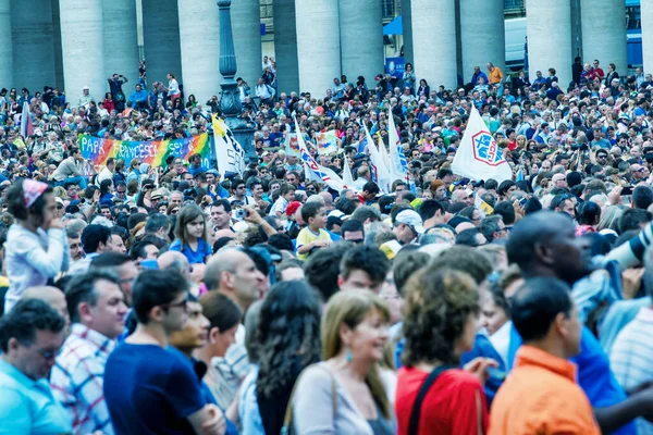 Řím Itálie Červen 2014 Přeplněné Náměstí Vatikánu Turisté Místní Čekají — Stock fotografie