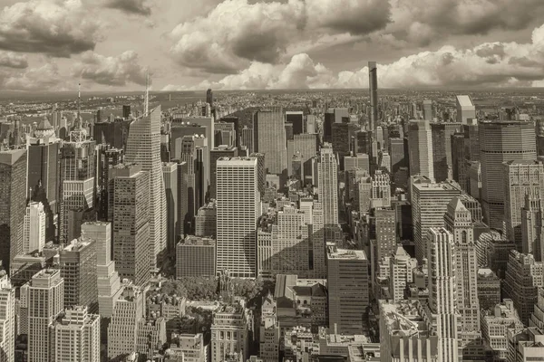 一个美丽的日子里 曼哈顿天际线的惊人的空中景观 — 图库照片