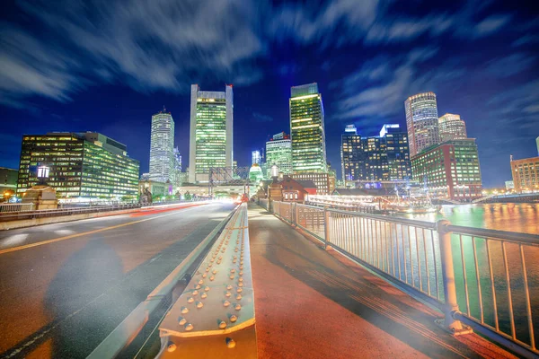 Удивительные Ночные Цвета Бостонской Набережной Городской Пейзаж Моста — стоковое фото