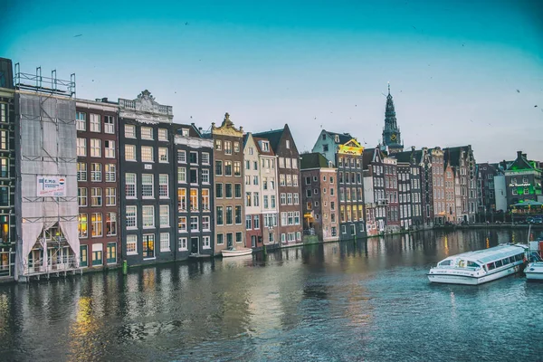 Amsterdam Países Bajos Abril 2015 Casas Edificios Tradicionales Canal Con — Foto de Stock