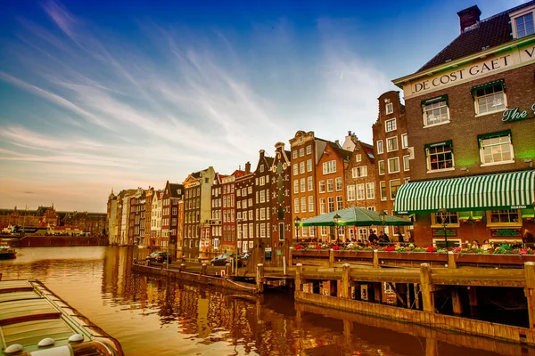Amsterdam Paesi Bassi Aprile 2015 Case Edifici Tradizionali Sul Canale — Foto Stock