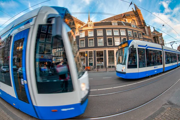 Amsterdam Paesi Bassi Aprile 2015 Famoso Tram Bianco Blu Accelera — Foto Stock