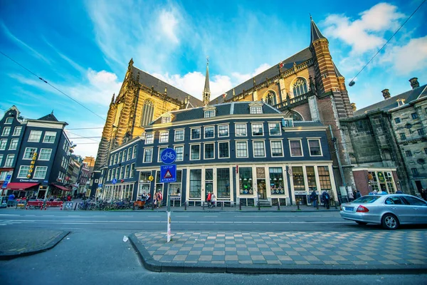 Amsterdam Netherlands 2015年4月25日 游客和当地人在城市街道上闲逛 — 图库照片