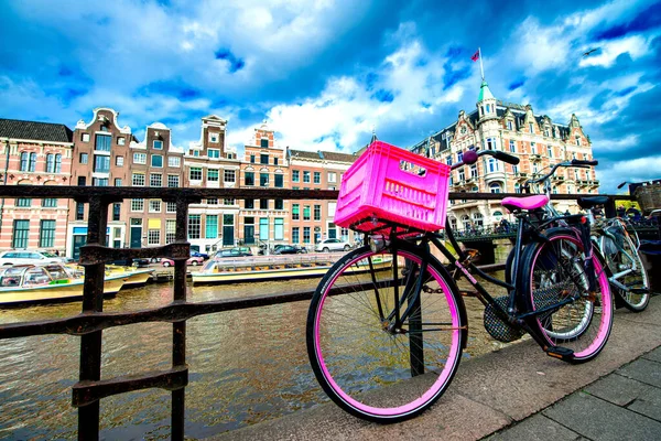 Amsterdam Nederländerna April 2015 Kanalernas Och Gatans Liv Cyklar Parkerade — Stockfoto