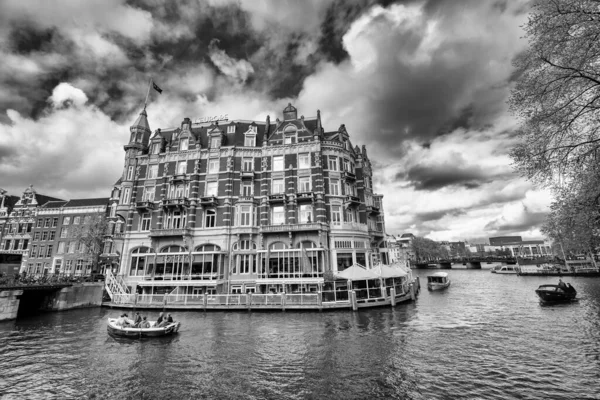 Amsterdam Niderlandy Kwiecień 2015 Tradycyjne Domy Budynki Kanale Łodziami Wodzie — Zdjęcie stockowe
