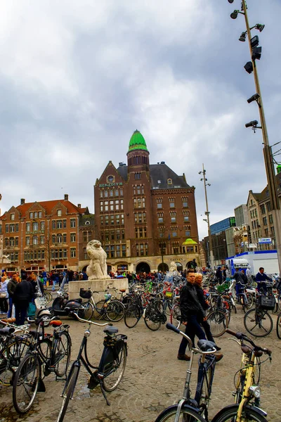 Amsterdam Países Bajos Abril 2015 Turistas Lugareños Pasean Por Las — Foto de Stock