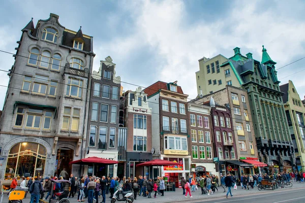 Amsterdam Niederlande April 2015 Touristen Und Einheimische Schlendern Durch Die — Stockfoto