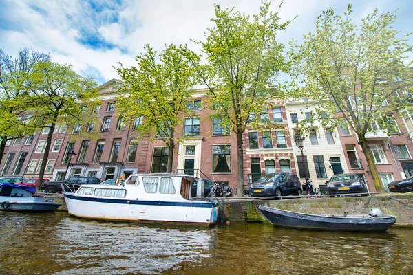 Amsterdam Nederland April 2015 Traditionele Huizen Gebouwen Aan Het Kanaal — Stockfoto