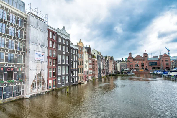 Amsterdam Nizozemsko Dubna 2015 Tradiční Domy Budovy Kanálu — Stock fotografie