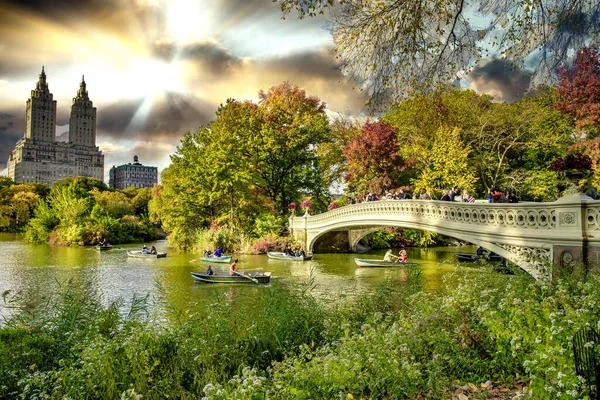 Central Park, Manhattan 'ın güzel yeşillik renkleri. Pruva Köprüsü ve New York 'ta alacakaranlıkta göl..