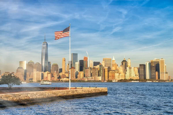 Manhattan şehir merkezinden Ellis Adası 'ndan New York City' ye gün batımında gökyüzü.