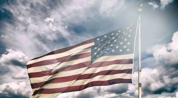 Cores Pôr Sol Fundo Uma Bela Bandeira Americana Acenando — Fotografia de Stock