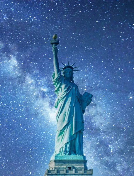 Estatua Libertad Bajo Una Noche Estrellada Nueva York Estados Unidos —  Fotos de Stock