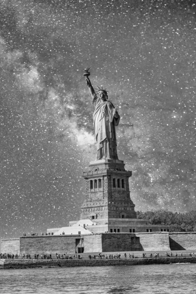 ニューヨークの星空の下での自由の女神像 Usa — ストック写真