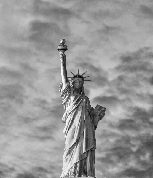 Ουρανός Χρώματα Στο Παρασκήνιο Του Άγαλμα Της Ελευθερίας Νέα Υόρκη — Φωτογραφία Αρχείου